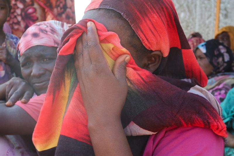 &copy; Reuters. نساء من مدينة الجنينة السودانية غرب دارفور يبكين بعد معرفتهن أنباء مقتل أقاربهن في أثناء انتظارهم في تشاد في السابع من نوفمبر تشرين الثاني 2