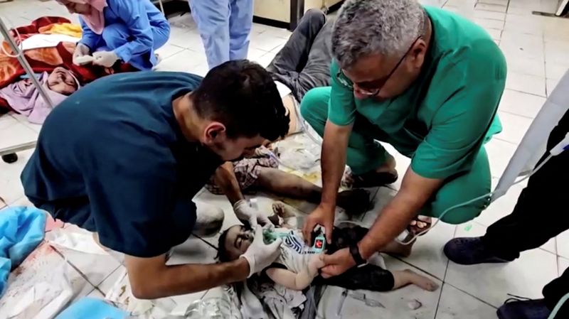 © Reuters. Medical workers try to rescue Palestinian baby Mosab Sobieh, who is less than a year old and was injured in an Israeli strike on their home, at the Indonesian Hospital that ran out of fuel and electricity, in the northern Gaza Strip, in this still image taken from a video obtained by Reuters, November 12, 2023. REUTERS/Anas al-Shareef