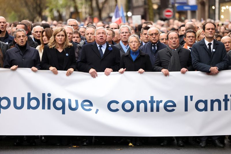 © Reuters. La présidente de l'Assemblée nationale Yaël Braun-Pivet, la Première ministre Elisabeth Borne, le président du Sénat Gérard Larcher et les anciens président Nicolas Sarkozy et François Hollande lors de la marche contre l'antisémitisme à Paris. /Photo prise le 12 novembre 2023/REUTERS/Claudia Greco