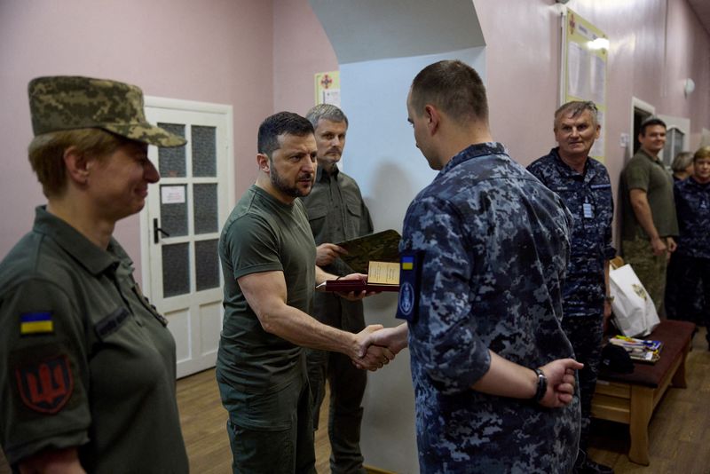 &copy; Reuters. Ukraine's President Volodymyr Zelenskiy awards Ukrainian service members as he visits a military hospital in the town of Ochakiv, amid Russia's attack on Ukraine, in Mykolaiv region, Ukraine July 27, 2023. Ukrainian Presidential Press Service/Handout via 