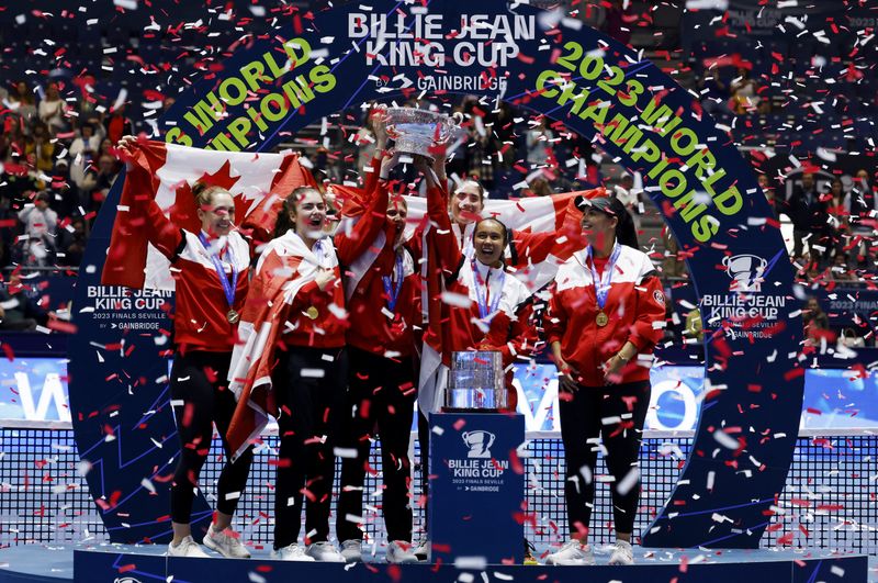 © Reuters. لاعبات منتخب كندا يحتفلن بإحراز لقب كأس بيلي جين كينج لفرق التنس للسيدات بعد فوزهن بالمباراة النهائية   2-صفر على إيطاليا في إشبيلية يوم الأحد. تصوير: مارسيلو ديل بوزو - رويترز.