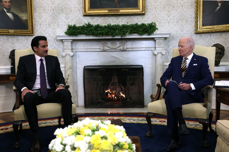 &copy; Reuters. FILE PHOTO: U.S. President Joe Biden holds a bilateral meeting with Qatar's Emir Sheikh Tamim bin Hamad al-Thani in the Oval Office at the White House in Washington, U.S., January 31, 2022. REUTERS/Leah Millis/File Photo