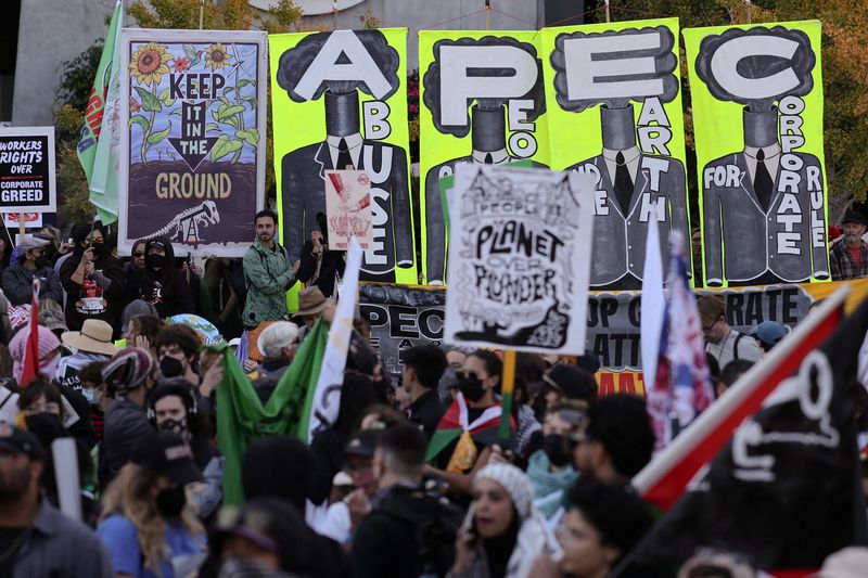 © Reuters. People attend a protest against the upcoming APEC (Asia-Pacific Economic Cooperation) Summit in San Francisco, California, U.S. November 12, 2023. REUTERS/Carlos Barria