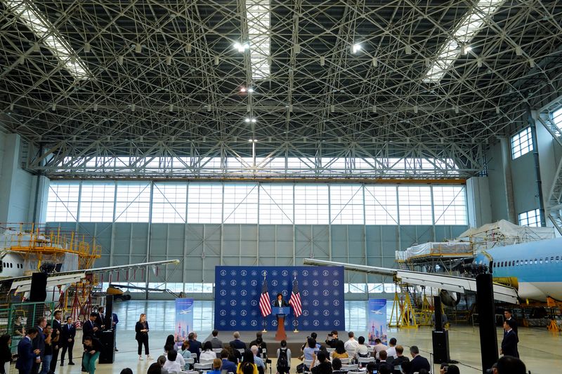 &copy; Reuters. 　中国は今週の米中首脳会談に合わせ、米ボーイングの旅客機「７３７Ｍａｘ」の購入再開を検討している。ブルームバーグ・ニュースが１２日、関係者の話として報じた。ボーイングに関