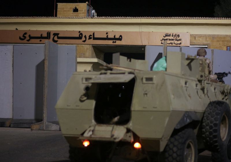 &copy; Reuters. دبابة مصرية تقف أمام معبر رفح الحدودي في الجانب المصري يوم الأحد . تصوير : هدير محمود - رويترز . 