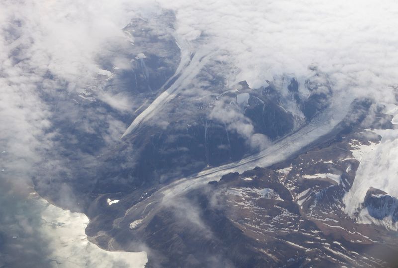 &copy; Reuters. 地球温暖化により、グリーンランドの氷河が解ける速度が過去２０年間で５倍になっていると、コペンハーゲン大学の科学者が１０日に発表した。写真はグリーンランドの氷河と谷。２２年