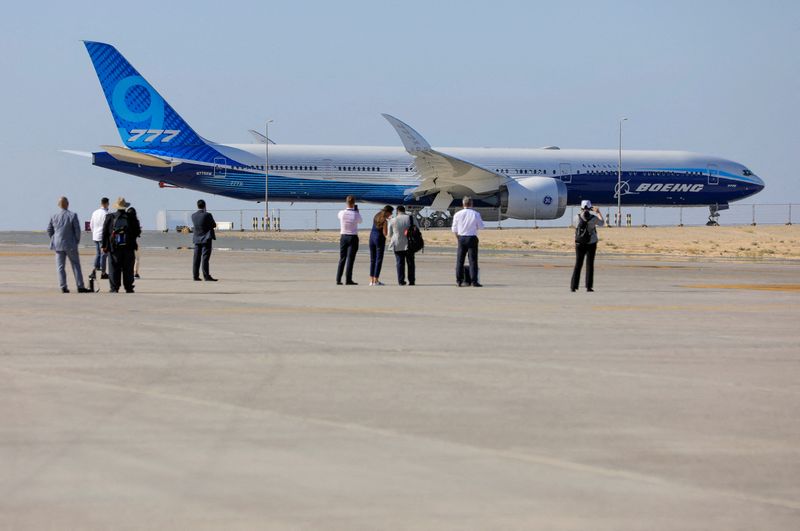 &copy; Reuters. أشخاص يقفون أمام طائرة من طراز بوينج 777إكس خلال معرض دبي للطيران في صورة من أرشيف رويترز.