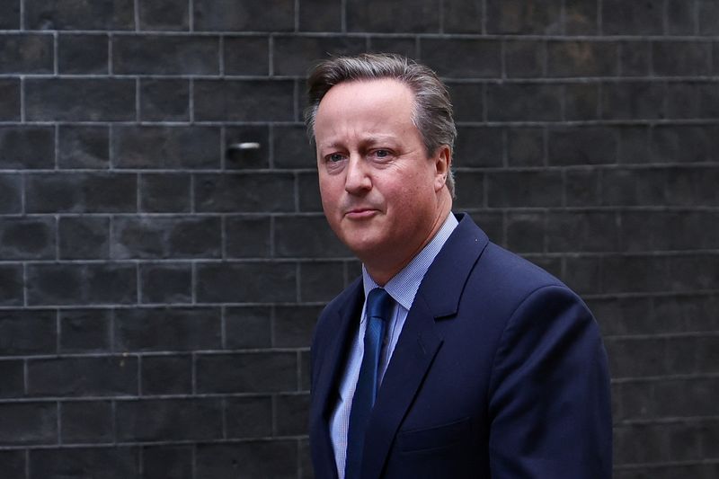 &copy; Reuters. رئيس الوزراء البريطاني السابق ديفيد كاميرون أمام مقر الحكومة البريطانية في لندن يوم الاثنين. تصوير: سوزان بلانكت - رويترز.