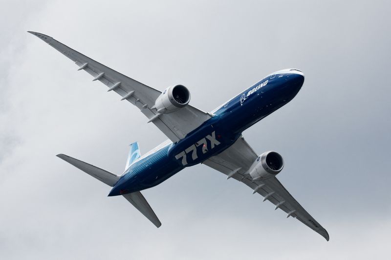 &copy; Reuters. طائرة بوينج 777-9، نسخة من 777إكس في أثناء عرض طيران في معرض باريس الدولي الجوي الرابع والخمسين في مطار لو بورجيه قرب باريس يوم 20 يونيو حزيران 2023