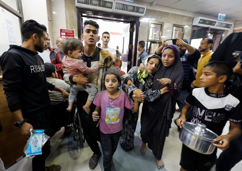 &copy; Reuters. Palestinesi in un ospedale dopo gli attacchi israeliani, nel corso del conflitto in corso tra Israele e il gruppo palestinese Hamas, a Khan Younis, nel sud della Striscia di Gaza, il 13 novembre 2023. REUTERS/Mohammed Salem