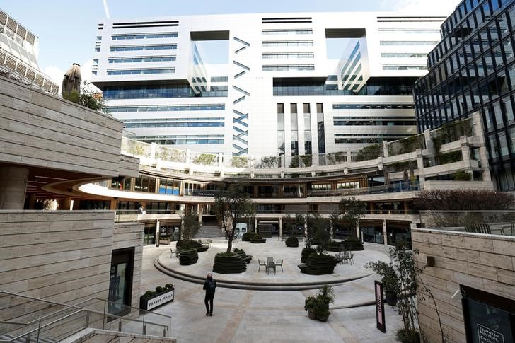 © Reuters.  A man walks through Broadgate circle as the spread of the coronavirus disease (COVID-19) continues, London, Britain, March 31, 2020. REUTERS/John Sibley