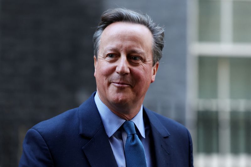 &copy; Reuters. L'ex primo ministro britannico e neo-segretario agli Esteri David Cameron davanti al numero 10 di Downing Street a Londra, in Gran Bretagna, il 13 novembre 2023. REUTERS/Suzanne Plunkett