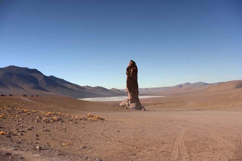 &copy; Reuters. FOTO DE ARCHIVO: Un monolito geológico es visto cerca del salar de Tara en la Reserva Nacional Los Flamencos, en la región de Antofagasta, Chile. 5 de mayo, 2023. REUTERS/Ivan Alvarado/Archivo