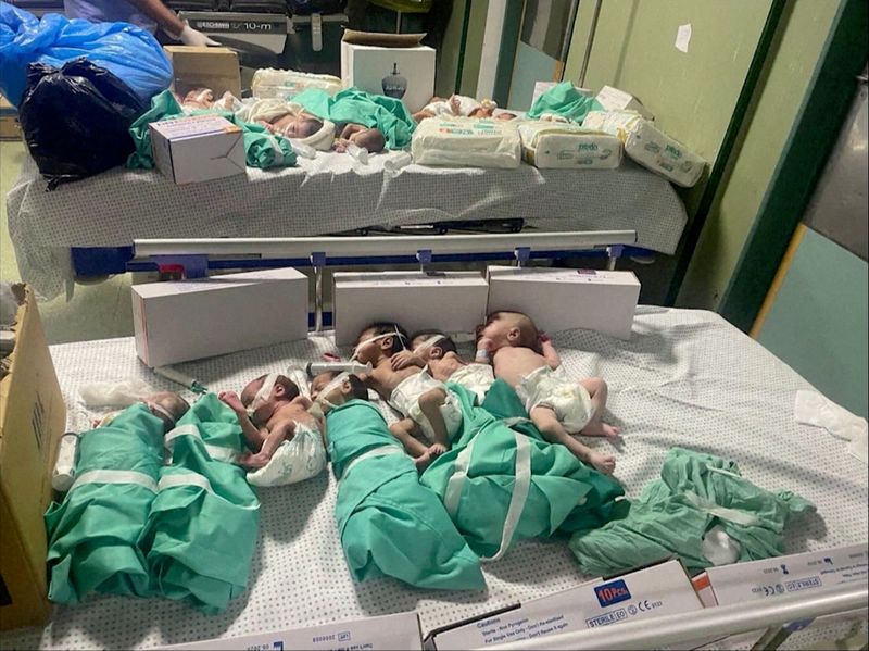 &copy; Reuters. أطفال حديثو الولادة وضعوا في أسرة بعد إخراجهم من الحضانات داخل مستشفى الشفاء في بسبب انقطاع الكهرباء في مدينة غزة يوم الأحد في صورة حصلت علي