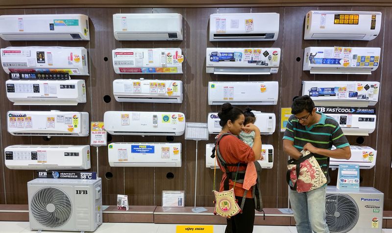 &copy; Reuters. People shop for an air conditioner inside an electronics store in Mumbai, India, May 19, 2022. REUTERS/Francis Mascarenhas/File photo