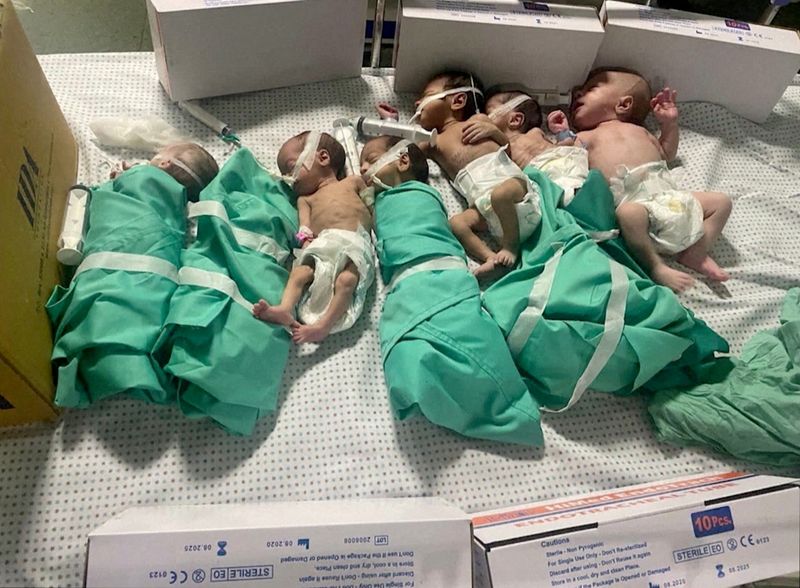 &copy; Reuters. Neonati vengono messi a letto dopo essere stati tolti dalle incubatrici nell'ospedale Al Shifa di Gaza dopo un'interruzione di corrente, nel corso del conflitto in corso tra Israele e il gruppo islamista palestinese Hamas, a Gaza City, Gaza, 12 novembre 2