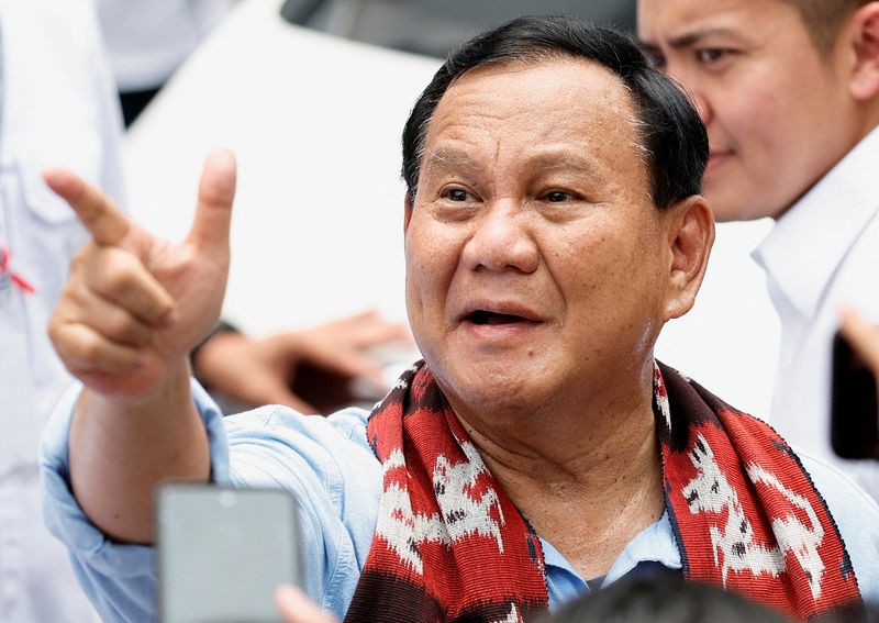 &copy; Reuters. FILE PHOTO: Indonesia's defence minister and presidential candidate, Prabowo Subianto greets the supporters after registering himself for next year's presidential election, at the election commission headquarters in Jakarta, Indonesia, October 25, 2023. R