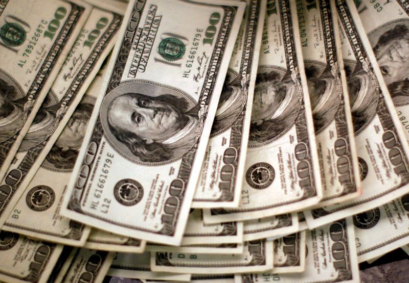 &copy; Reuters. أوراق مالية للدولار الأمريكي فئة مئة دولار في بنك بولاية كولورادو الأمريكية في صورة من أرشيف رويترز.