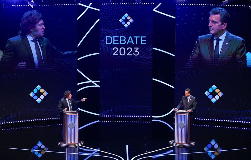 &copy; Reuters. Candidatos à Presidência da Argentina, Javier Milei e Sergio Massa, durante último debate antes do segundo turno marcado para 19 de novembro
12/11/2023 Luis Robayo/Pool via REUTERS