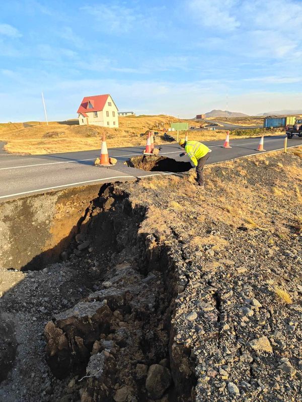 Thousands evacuated as Iceland braces for volcanic eruption