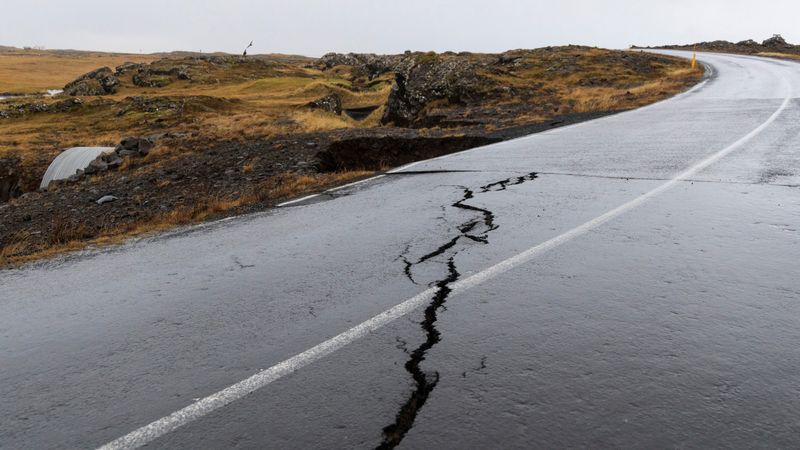 &copy; Reuters. Des fissures liées à l'activité volcanique sur une route de Grindavik, en Islande /Photo prise le 11 novembre 2023/REUTERS/Ragnar Visage/RUV