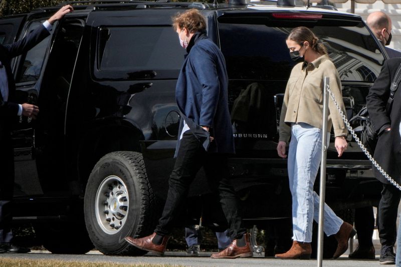 &copy; Reuters. FILE PHOTO: Naomi Biden and her fiancee Peter Neal walk to a vehicle as they depart with U.S. President Joe Biden from the White House in Washington, U.S., February 19, 2022. REUTERS/Joshua Roberts/File Photo