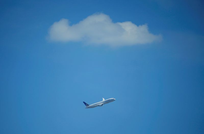 &copy; Reuters. طائرة تابعة لخطوط شركة (يونايتد إيرلاينز) من طراز بوينج دريملاينر 787 تقلع من مطار سيدني الدولي في أستراليا. الصورة من أرشيف رويترز 