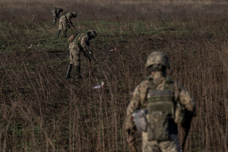&copy; Reuters. Des militaires ukrainiens à la recherche d'explosifs dans la région de Kherson. /Photo prise le 9 novembre November 2023/REUTERS/Viacheslav Ratynskyi