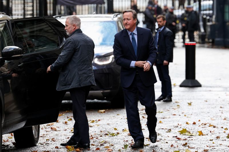 &copy; Reuters. FOTO DE ARCHIVO: El ex primer ministro británico David Cameron camina cerca del número 10 de Downing Street, en Londres, Reino Unido. 13 de noviembre 2023. REUTERS/Suzanne Plunkett