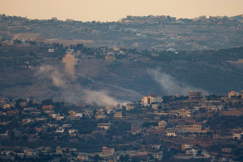 &copy; Reuters. دخان يتصاعد كما يظهر من الحدود الإسرائيلية اللبنانية في شمال اسرائيل يوم الخميس. تصوير :  إيفلين هوكستين - رويترز.  