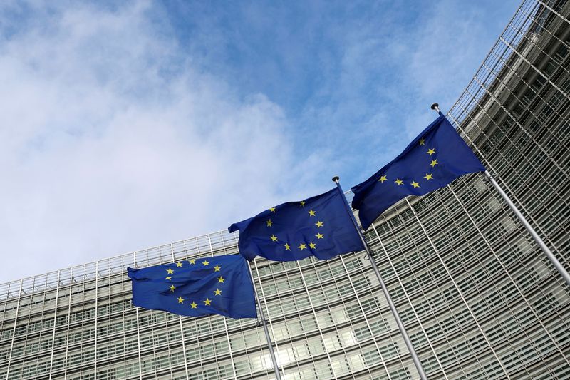 &copy; Reuters. FOTO DE ARCHIVO: Banderas de la Unión Europea ondeando frente a la Comisión Europea, en Bruselas, Bélgica. 8 de noviembre de 2023. REUTERS/Yves Herman