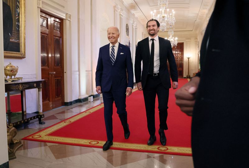 &copy; Reuters. U.S. President Joe Biden walks into an event celebrating the Vegas Golden Knights for their Stanley Cup win with Mark Stone, the team captain, in the East Room of the White House in Washington, U.S., November 13, 2023. REUTERS/Leah Millis