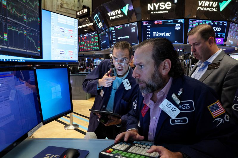 &copy; Reuters. Traders work on the floor at the New York Stock Exchange (NYSE) in New York City, U.S., October 26, 2023.  REUTERS/Brendan McDermid