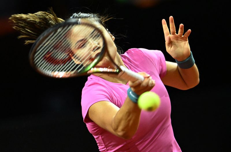 &copy; Reuters. لاعبة التنس البريطانية إيما رادوكانو خلال مباراة في بطولة شتوتجارت المفتوحة للتنس بألمانيا يوم 18 أبريل نيسان 2023. تصوير : أنجليكا فارموت - رو