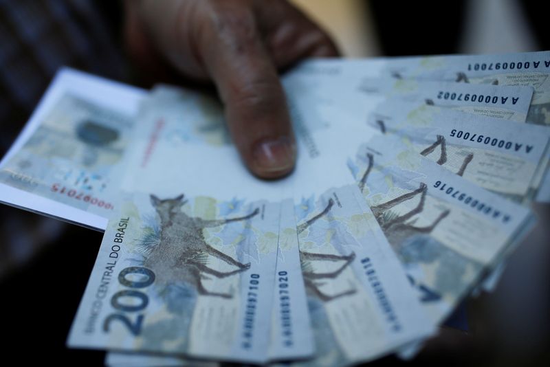 &copy; Reuters. FILE PHOTO: 200 reais note are seen after Brazil's Central Bank issues the new note in Brasilia, Brazil September 2, 2020. REUTERS/Adriano Machado/File Photo