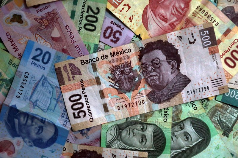 © Reuters. FILE PHOTO: Mexican pesos are seen in this picture illustration August 3, 2017. REUTERS/Edgard Garrido/Illustration