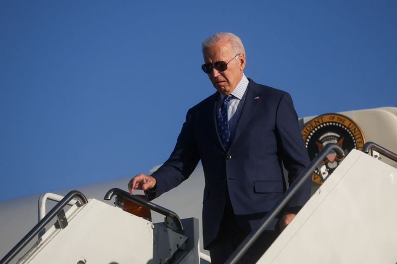 &copy; Reuters. FILE PHOTO: U.S. President Joe Biden disembarks from Air Force One at O'Hare International Airport in Chicago, Illinois, U.S., November 9, 2023. REUTERS/Leah Millis/File Photo