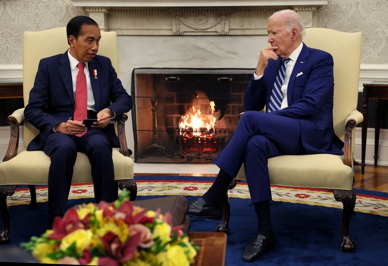 © Reuters. الرئيس الإندونيسي جوكو ويدودو يتحدث إلى نظيره الأمريكي جو بايدن خلال اجتماعهما في البيت الأبيض يوم الاثنين . تصوير : ليا ميليس - رويترز .   