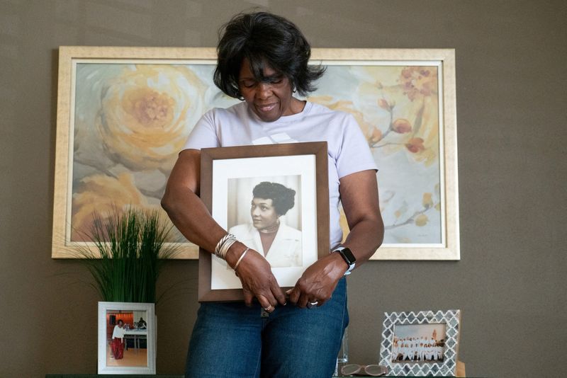 &copy; Reuters. FILE PHOTO: Sheila Bush, who is among women who have filed thousands of lawsuits against cosmetic companies alleging they sold hair relaxers associated with increased risk of uterine cancer, poses for a photo holding a picture of her mother, in St. Louis,