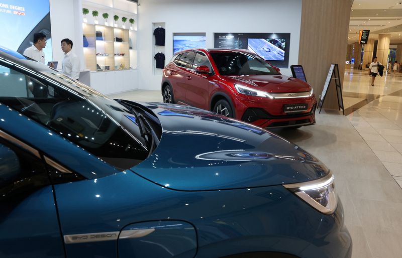 &copy; Reuters. BYD electric vehicles are displayed at a BYD By 1826 cafe and car dealership in Singapore September 7, 2023. REUTERS/Edgar Su/File Photo