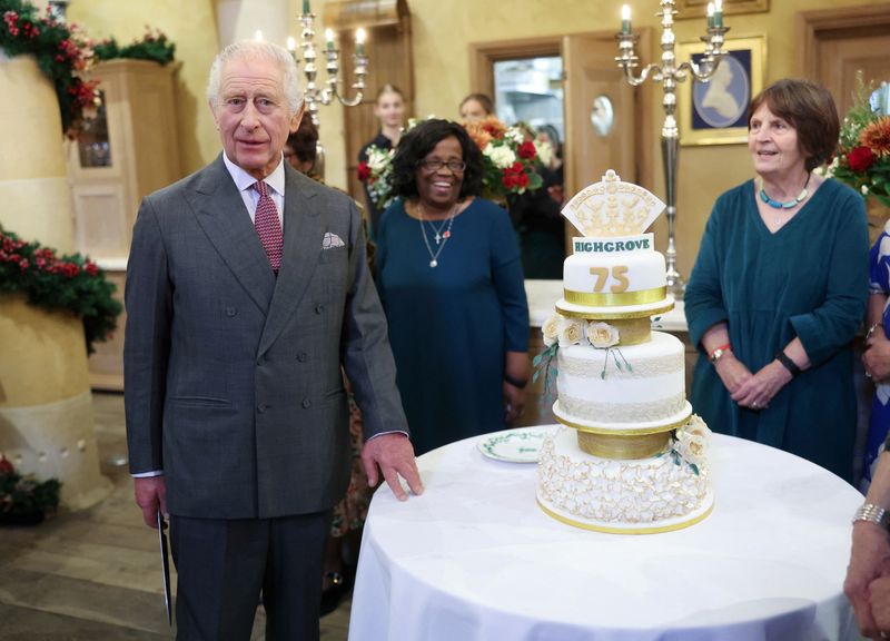 &copy; Reuters. ملك بريطانيا تشارلز يقف بجانب كعكة عيد ميلادة الخامس والسبعين في حفل بتيتبوري في انجلترا يوم الاثنين. صورة لرويترز من ممثل لوكالات الأنباء.
