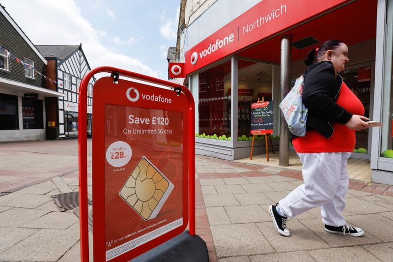 © Reuters. People walk past a Vodafone store in Northwich, Cheshire, Britain, June 7, 2023. REUTERS/Jason Cairnduff/File Photo