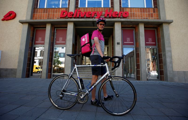 © Reuters. Andreas Harte, a Foodora delivery cyclist poses in front of Delivery Hero headquarters in Berlin, Germany, June 2, 2017. Foodora is part of the Berlin-based company Delivery Hero, one of Europe's largest internet start-ups.  Picture taken June 2, 2017.  REUTERS/Fabrizio Bensch/File Photo