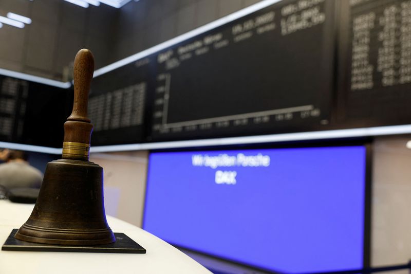 &copy; Reuters. Photo d'une cloche qui est placée devant un écran de l'indice allemand DAX à la Bourse de Francfort. /Photo prise le 19 décembre 2022 à Francfort, Allemagne/REUTERS/Heiko Becker