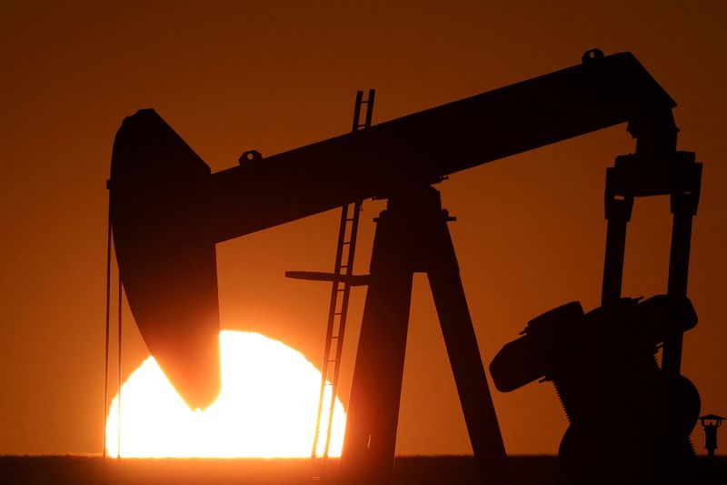 &copy; Reuters. FILE PHOTO: An oil pump of IPC Petroleum France is seen during sunset outside Soudron, near Reims, France, February 6, 2023.  REUTERS/Pascal Rossignol/File Photo