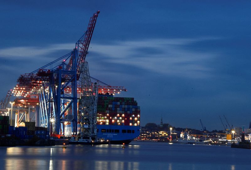 &copy; Reuters. Le cargo "Cosco Shipping Gemini" de la compagnie maritime chinoise "Cosco" au terminal à conteneurs "Tollerort" dans le port de Hambourg, en Allemagne. /Photo prise le 25 octobre 2022/REUTERS/Fabian Bimmer