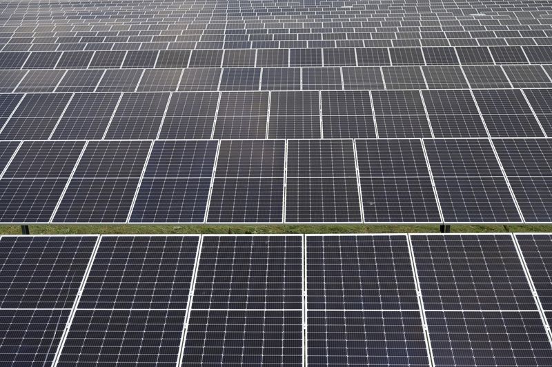 &copy; Reuters. FILE PHOTO: Solar panels are pictured in a solar park in Lottorf, Germany July 30, 2021. REUTERS/Fabian Bimmer/File Photo