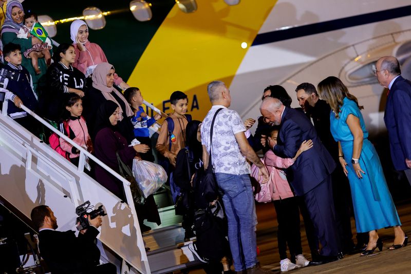 &copy; Reuters. Ciudadanos brasileños repatriados desde la Franja de Gaza son recibidos por el presidente de Brasil, Luiz Inácio Lula da Silva, a su llegada a la base de la Fuerza Aérea de Brasilia, Brasil. 13 de noviembre, 2023. REUTERS/Ueslei Marcelino