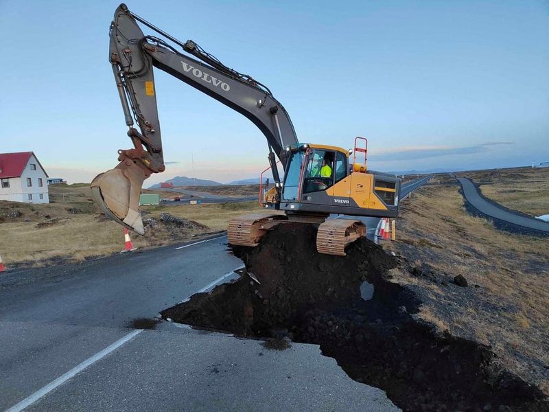 &copy; Reuters. Las obras viales continúan, después de que aparecieran grietas en una carretera debido a la actividad volcánica cerca de Grindavik, Islandia, obtenida por Reuters el 14 de noviembre de 2023. Administración de Carreteras de Islandia vía Facebook/Hando