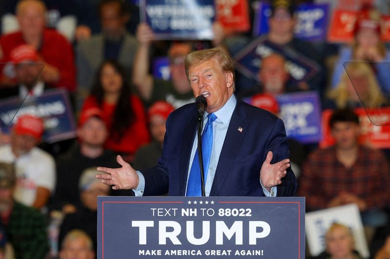 &copy; Reuters. FILE PHOTO: Republican presidential candidate and former U.S. President Donald Trump speaks during a campaign rally in Claremont, New Hampshire, U.S., November 11, 2023. REUTERS/Brian Snyder/File Photo